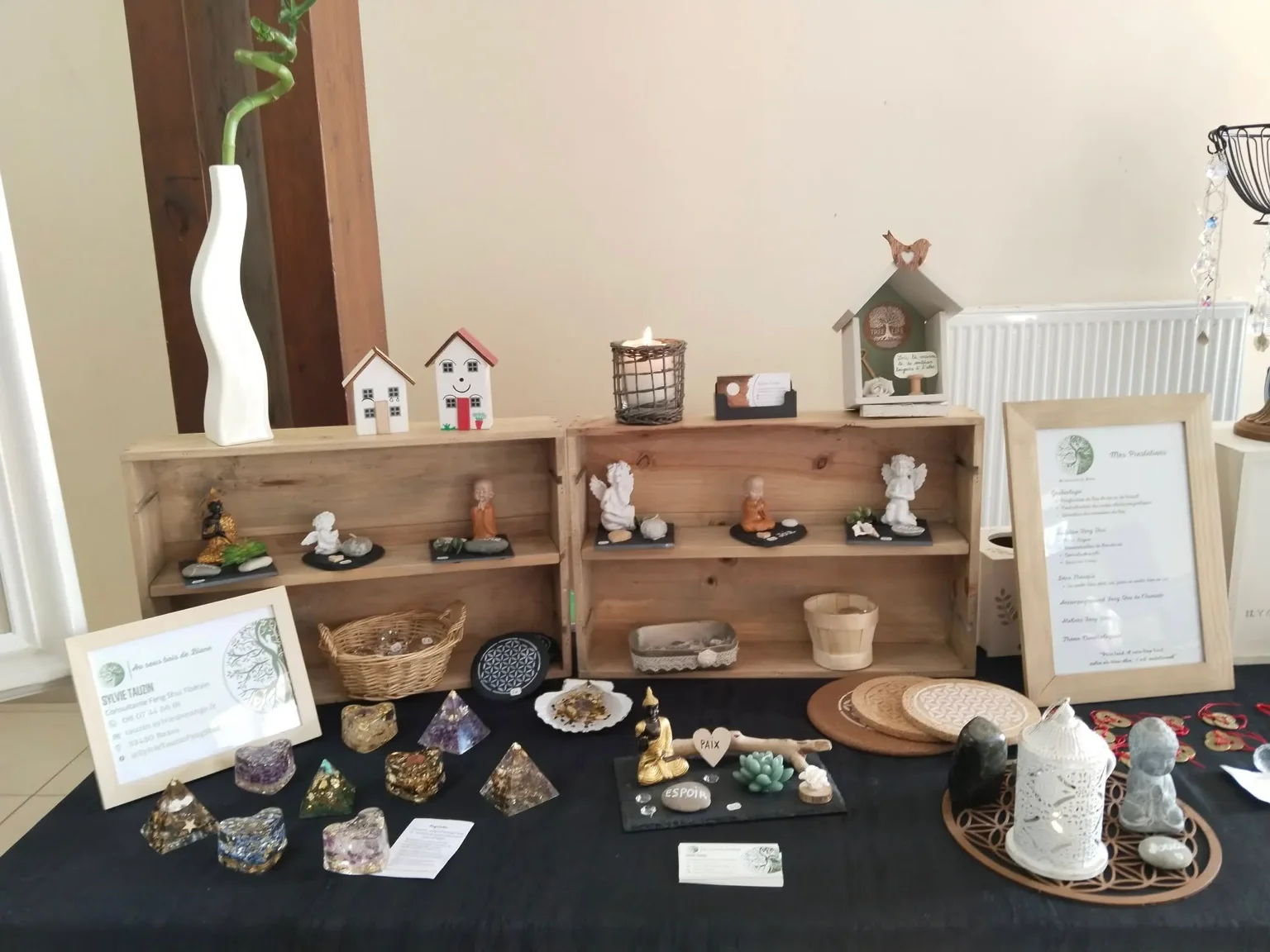 La vitrine de Sylvie Tauzin : maisonnettes en bois, bougies, pierres et orgonites