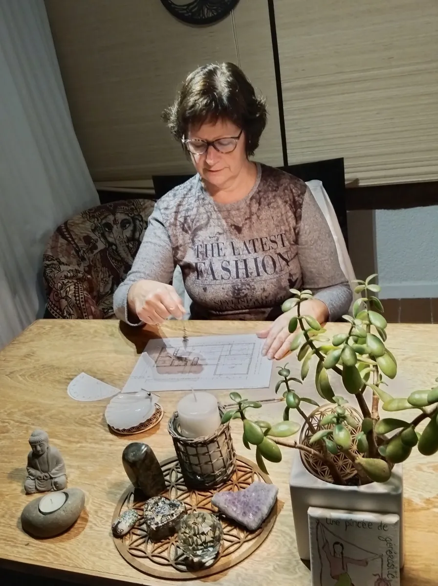 Sylvie Tauzin lisant au pendule le plan d'une maison